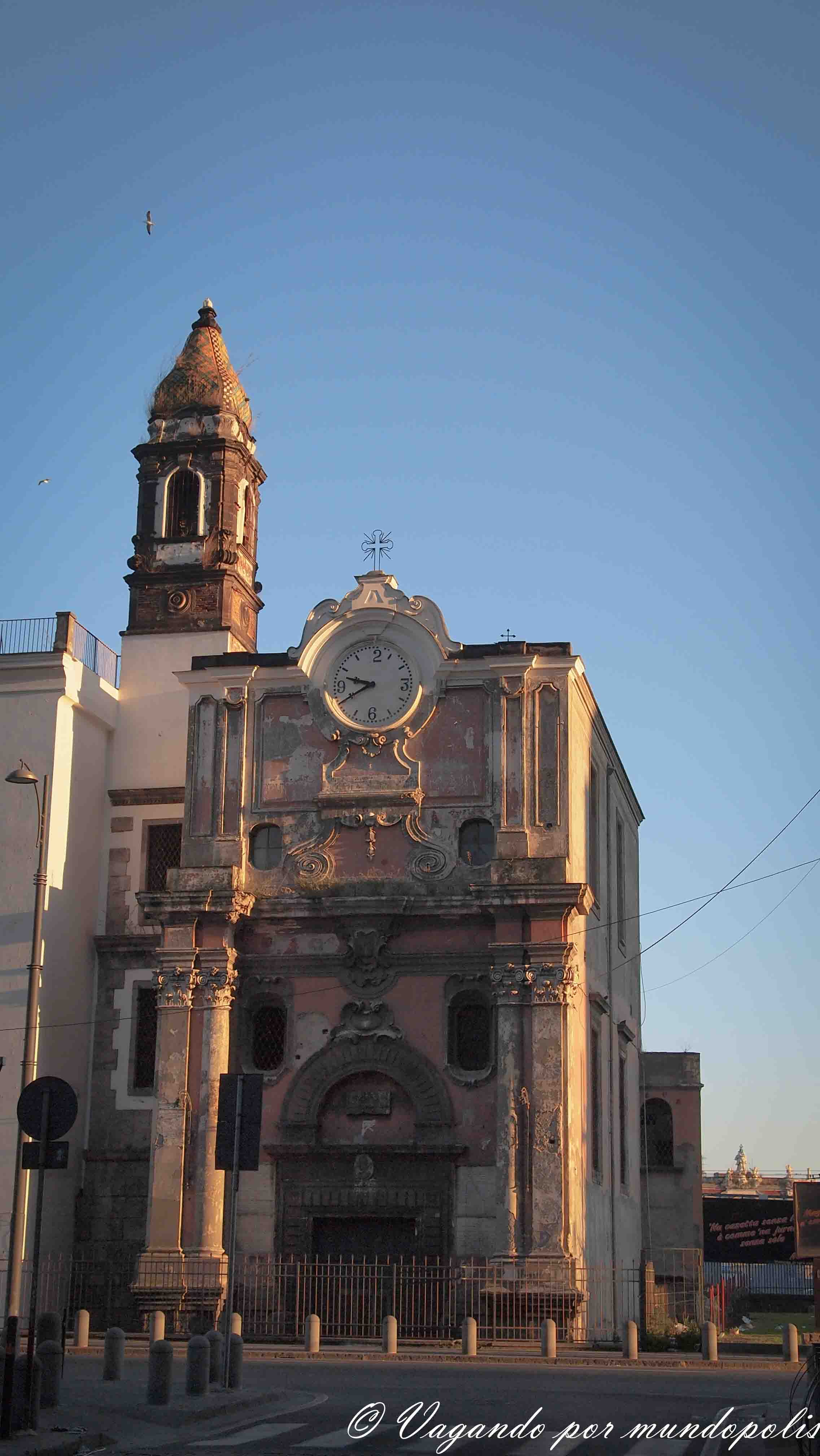 turismo-en-napoles-que-ver-iglesias