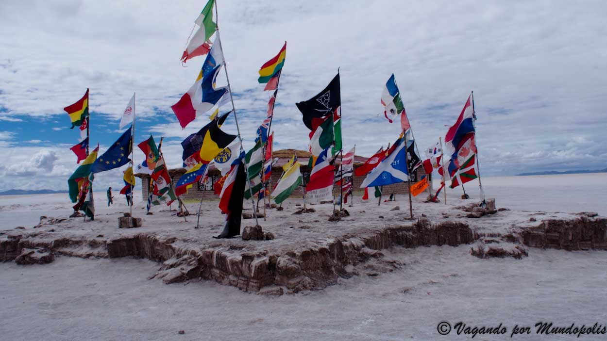 Isla-de-Las-Banderas-Uyuni