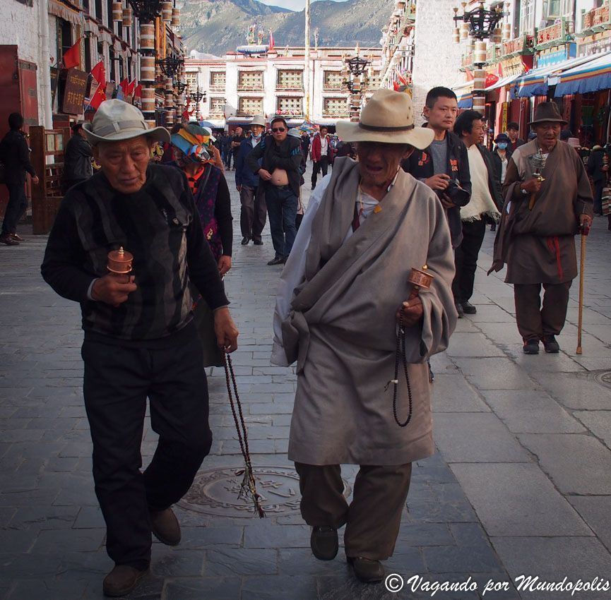calle-barkhor-lhasa