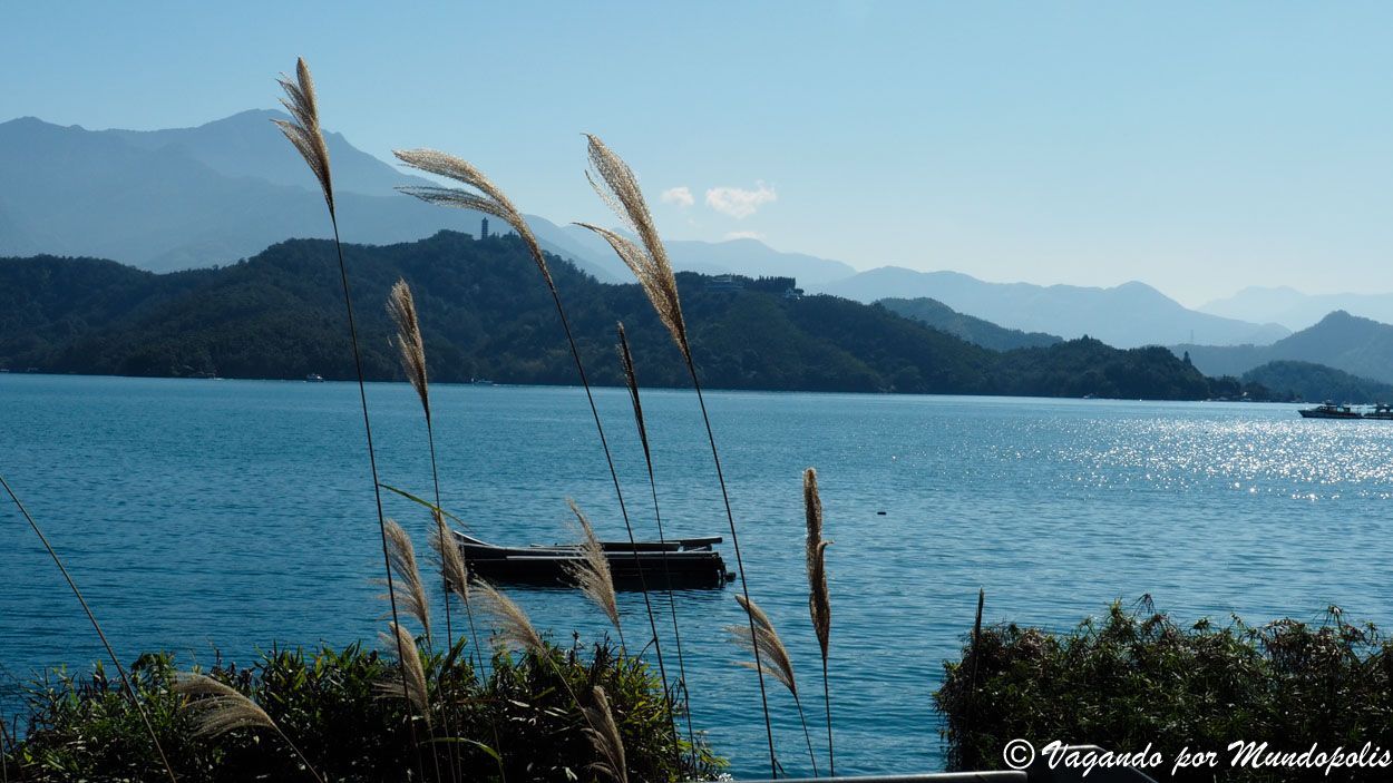 que-ver-soon-moon-lake