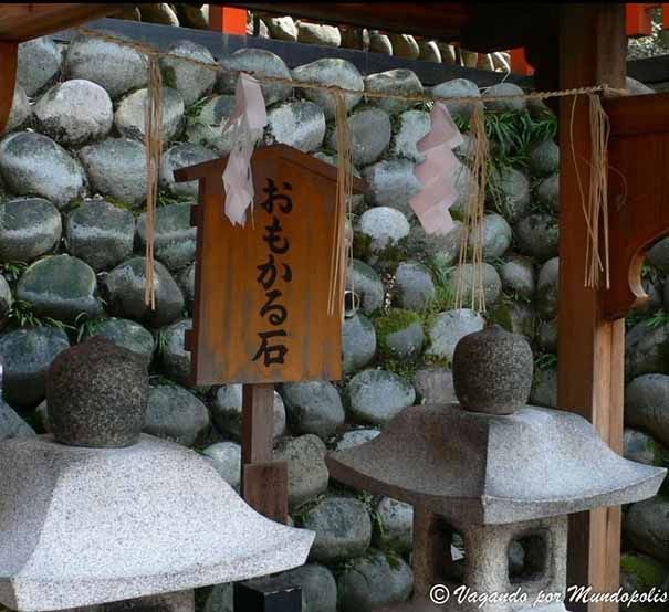 piedra-omokaru-ishi-fushimi-inari-taisha