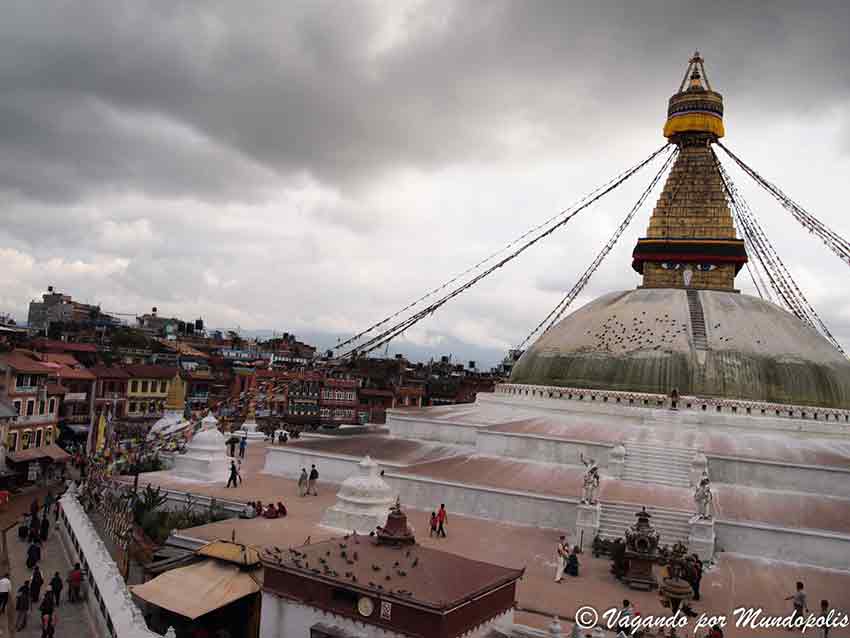 La imagen tiene un atributo ALT vacío; su nombre de archivo es stupa-boudhanath-vagandopormundopolis-79.jpg